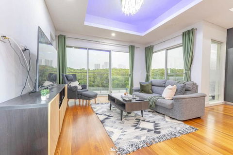 Glamorous 5BD House W Water View In Melrose Park - Surfers Paradise Gold Coast 0