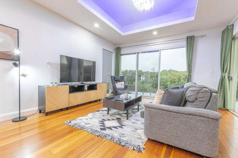 Glamorous 5BD House W Water View In Melrose Park - Surfers Paradise Gold Coast 1