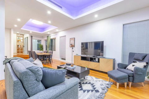 Glamorous 5BD House W Water View In Melrose Park - Surfers Paradise Gold Coast 2