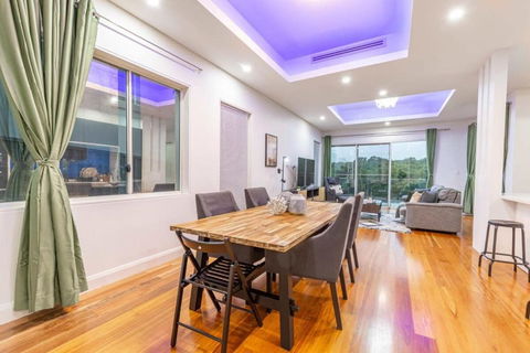 Glamorous 5BD House W Water View In Melrose Park - Surfers Paradise Gold Coast 3
