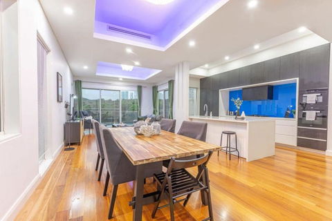 Glamorous 5BD House W Water View In Melrose Park - Surfers Paradise Gold Coast 4