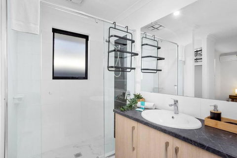 Guildford Family Hideaway - Surfers Paradise Gold Coast 2