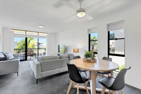 HACIENDA- CANAL VIEWS AND COMFORT - Surfers Paradise Gold Coast 1