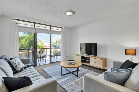 HACIENDA- CANAL VIEWS AND COMFORT - Surfers Paradise Gold Coast 2