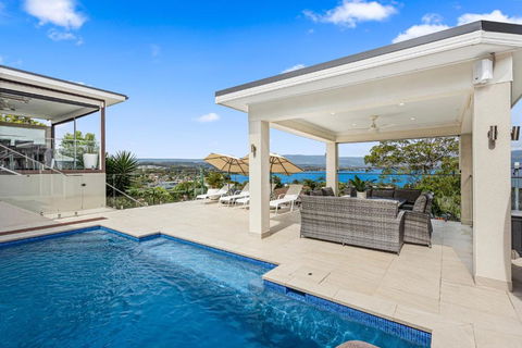 HEATed Pool, Lake & Beach, Luxury 5 B/R House - Surfers Paradise Gold Coast 0