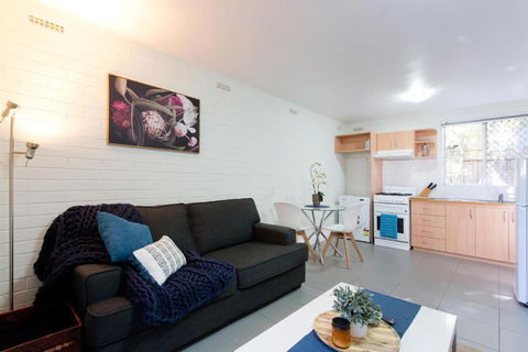 Hensman 5 - 1BRM Unit With Courtyard & Parking - Surfers Paradise Gold Coast 0