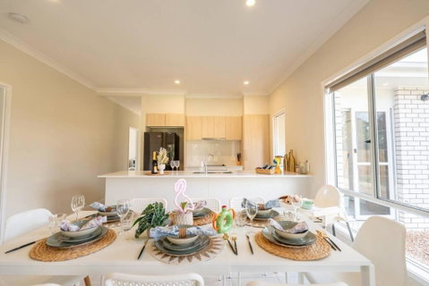 Hidden Woodland Paradise, Spacious Backyard & BBQ - 2024 New Built Home Near Logan Hospital, Ikea & More - Surfers Paradise Gold Coast 2