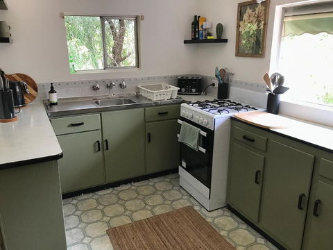 HILLSIDE HAVEN CHARMING C1920 COTTAGE Pet Friendly Sleeps 1 - 6 - Surfers Paradise Gold Coast 3
