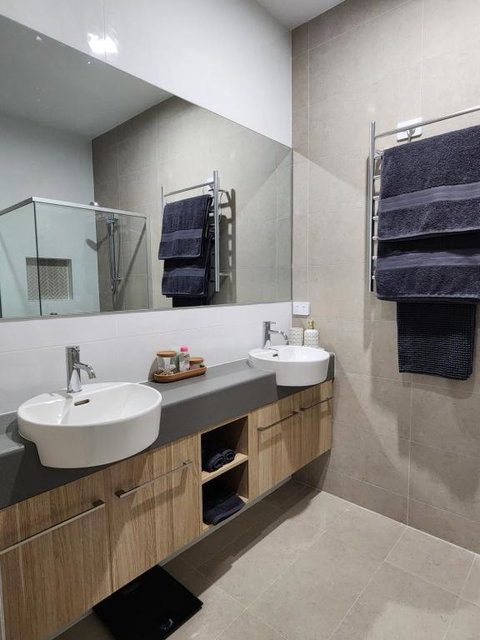 Holiday At The Beach, Spa Bath, King Bed With TV - Surfers Paradise Gold Coast 3