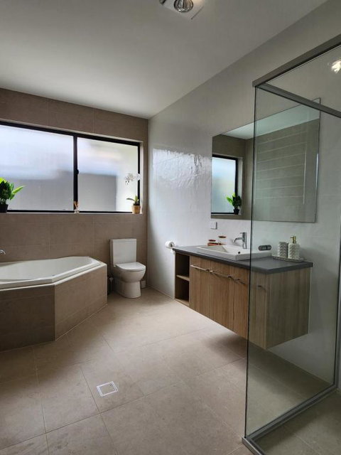 Holiday At The Beach, Spa Bath, King Bed With TV - Surfers Paradise Gold Coast 1