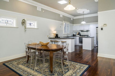 Incredible 3-Bed Renovated Home With Huge Garden - Surfers Paradise Gold Coast 3