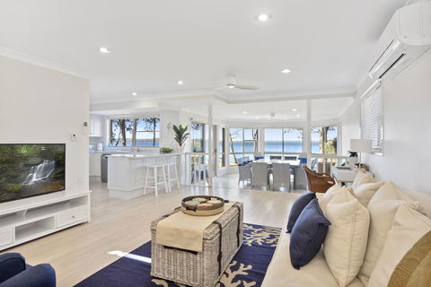 Adrift Retreat - St Georges Basin Waterfront Home - Surfers Paradise Gold Coast 0
