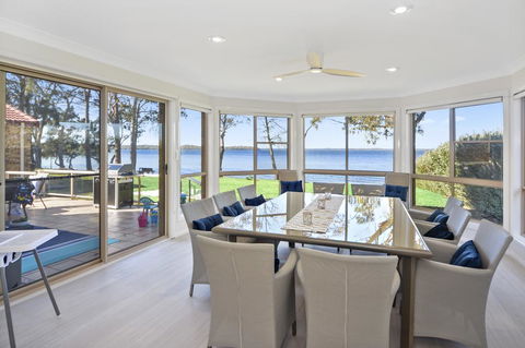 Adrift Retreat - St Georges Basin Waterfront Home - Surfers Paradise Gold Coast 2