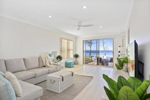 Adrift Retreat - St Georges Basin Waterfront Home - Surfers Paradise Gold Coast 1