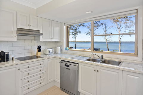 Adrift Retreat - St Georges Basin Waterfront Home - Surfers Paradise Gold Coast 3