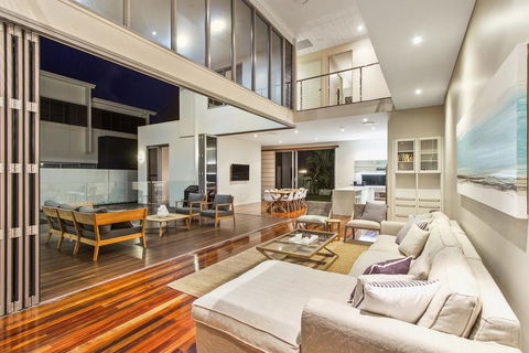 Angourie Beach House @ Corporate Boardies - Surfers Paradise Gold Coast 1