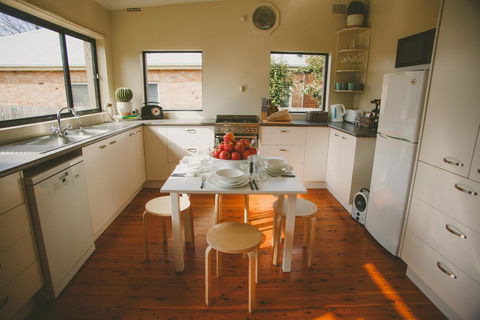 Apple Cottage, Orange NSW - Surfers Paradise Gold Coast 3