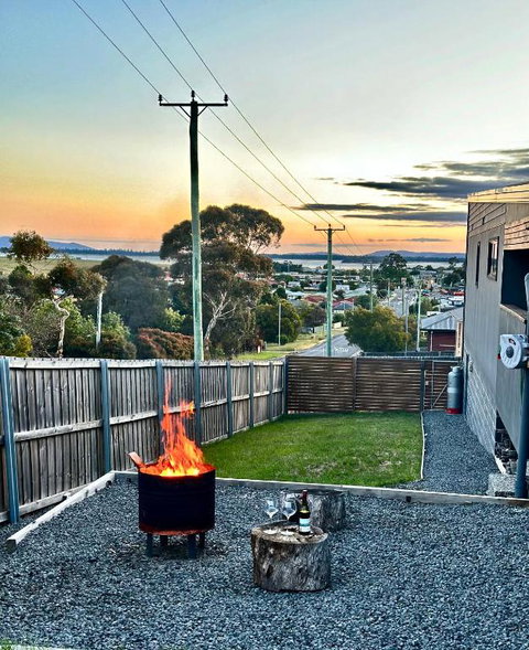 Luxurious Hobart Holiday Home With Stunning Bay Views - Affordable, Family-Friendly, And Stylish - Surfers Paradise Gold Coast 2
