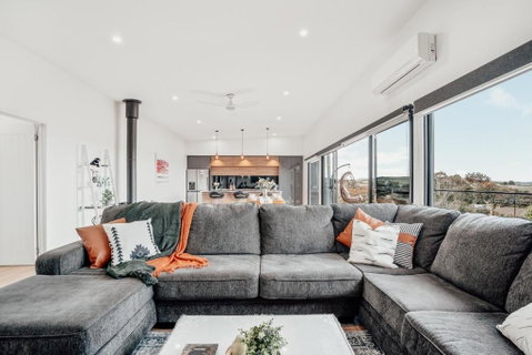 Luxurious Hobart Holiday Home With Stunning Bay Views - Affordable, Family-Friendly, And Stylish - Surfers Paradise Gold Coast 0