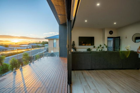 Luxurious Hobart Holiday Home With Stunning Bay Views - Affordable, Family-Friendly, And Stylish - Surfers Paradise Gold Coast 3