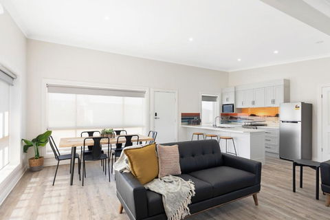 Luxury Apartments And Motel Rooms - Free Wifi - Close To Beach - Surfers Paradise Gold Coast 0