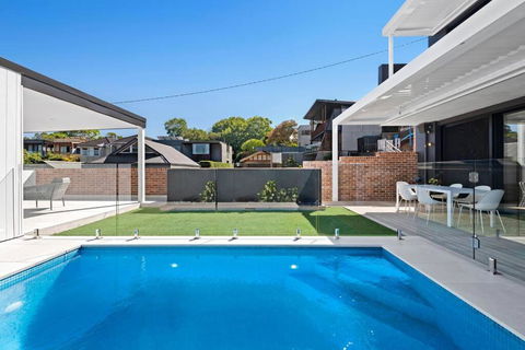 Luxury NEW 5BDRM Oasis With Heated Pool - Surfers Paradise Gold Coast 0