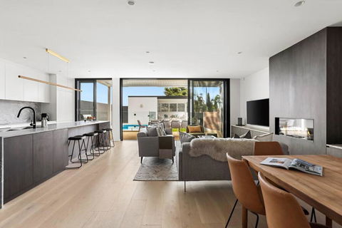 Luxury NEW 5BDRM Oasis With Heated Pool - Surfers Paradise Gold Coast 1