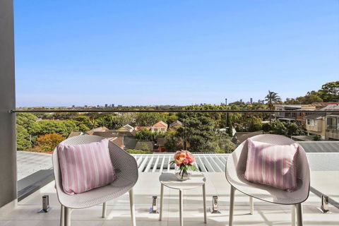 Luxury NEW 5BDRM Oasis With Heated Pool - Surfers Paradise Gold Coast 2