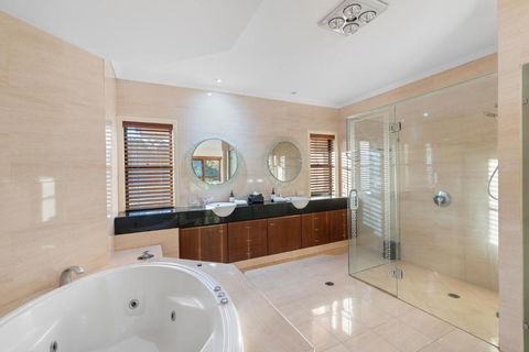 Luxury Range Stay! 6 Bedroom 4 Bathroom - Surfers Paradise Gold Coast 3