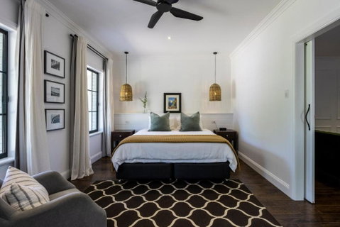 MAIN STREET RETREAT - King BRs, Comp Minibar, Breakfast Prov, Fireplaces - Surfers Paradise Gold Coast 1