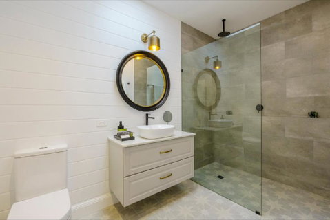MAIN STREET RETREAT - King BRs, Comp Minibar, Breakfast Prov, Fireplaces - Surfers Paradise Gold Coast 2