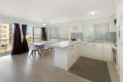 MAINSAIL8- MOOLOOLABA BEACH - Surfers Paradise Gold Coast 2