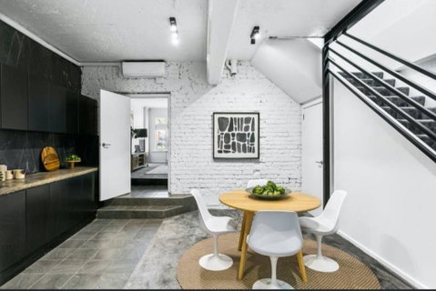 MANHATTAN STYLE 3 STORY LUXURY IN ST PETERS - Surfers Paradise Gold Coast 1
