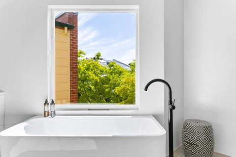 MANHATTAN STYLE 3 STORY LUXURY IN ST PETERS - Surfers Paradise Gold Coast 2