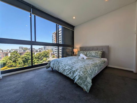 Modern 2 Bedroom Apartment Close To All Amenities! - Surfers Paradise Gold Coast 0