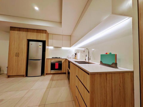 Modern 2 Bedroom Apartment Close To All Amenities! - Surfers Paradise Gold Coast 2