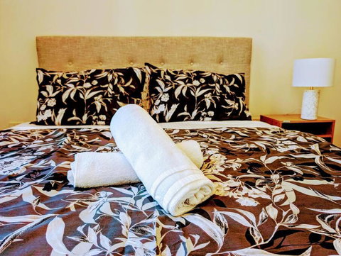 Modern 2 Bedroom Apartment Close To All Amenities! - Surfers Paradise Gold Coast 3