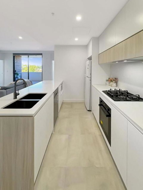 Modern 2BR Suite With Balcony & Parking Near Airport - Surfers Paradise Gold Coast 1