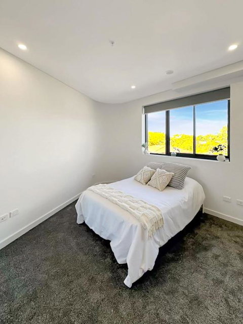 Modern 2BR Suite With Balcony & Parking Near Airport - Surfers Paradise Gold Coast 2