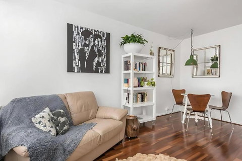 Modern City-Fringe Apartment In New Town - Surfers Paradise Gold Coast 1