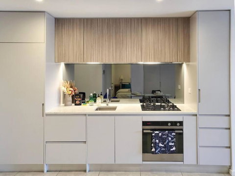 Modern Elegance: 2 Bedroom Oasis W/ Free Parking - Surfers Paradise Gold Coast 1