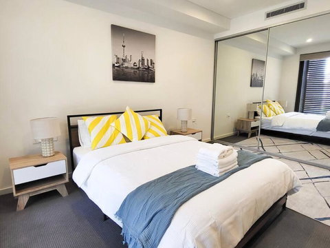 Modern Elegance: 2 Bedroom Oasis W/ Free Parking - Surfers Paradise Gold Coast 0