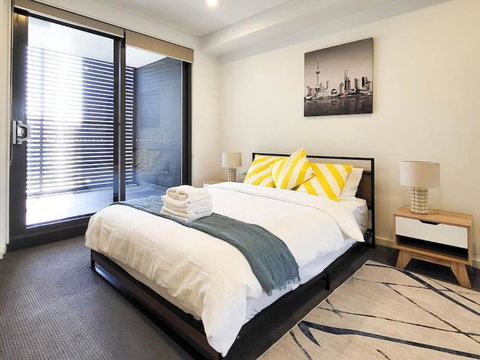Modern Elegance: 2 Bedroom Oasis W/ Free Parking - Surfers Paradise Gold Coast 2