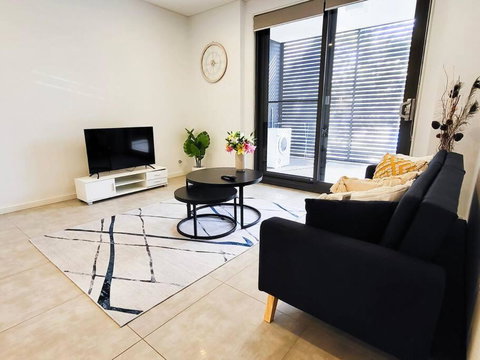 Modern Elegance: 2 Bedroom Oasis W/ Free Parking - Surfers Paradise Gold Coast 3