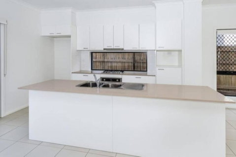 Modern Elegance Near Lakes Train Parks And Beaches - Surfers Paradise Gold Coast 2