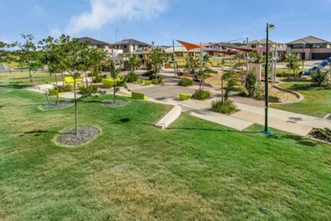 Modern Elegance Near Lakes Train Parks And Beaches - Surfers Paradise Gold Coast 3
