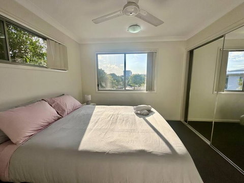Modern Homely Townhouse With Pool Access & Free WIFI - Surfers Paradise Gold Coast 1