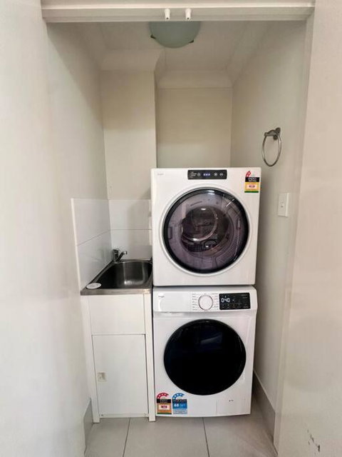 Modern Homely Townhouse With Pool Access & Free WIFI - Surfers Paradise Gold Coast 2