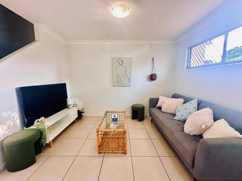 Modern Homely Townhouse With Pool Access & Free WIFI - Surfers Paradise Gold Coast 3