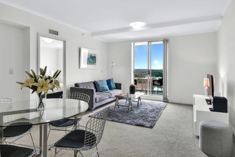 Modern Spacious Chatswood Apartment H1016 - Surfers Paradise Gold Coast 0